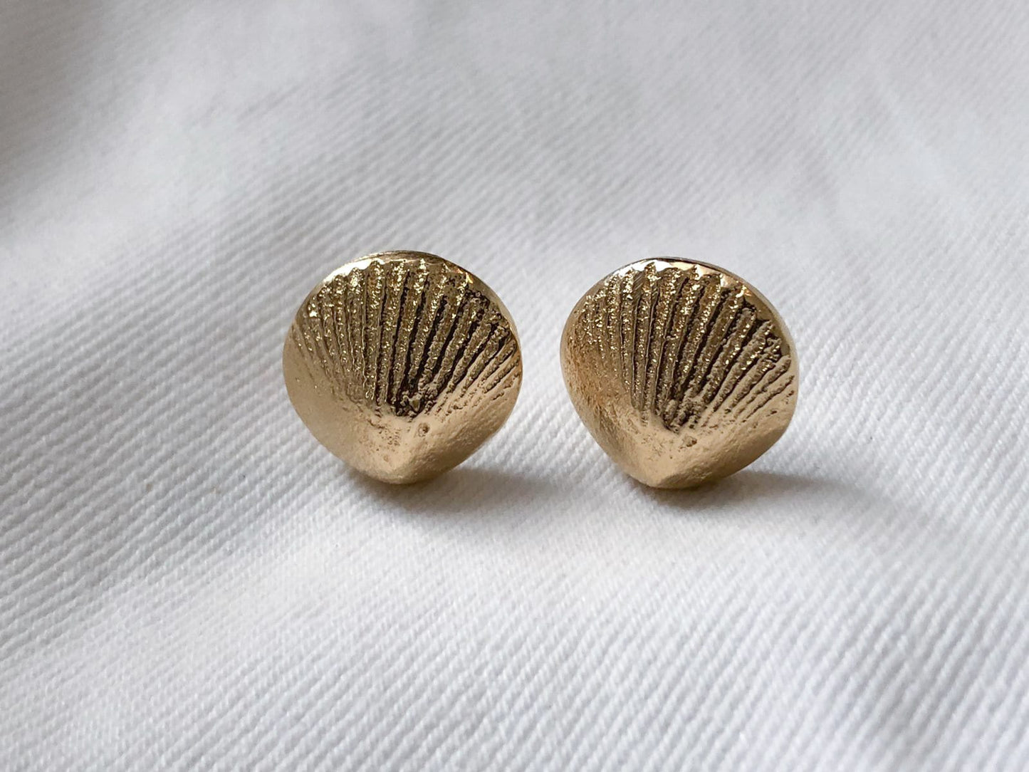 SCALLOP EARRINGS